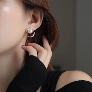 NEW Elegant Gold and Pearl Earrings. Trendy Pearl Earrings 🦢